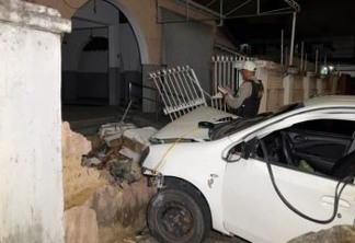 Motorista fura sinal vermelho, atinge outro carro e derruba muro de casa em Jaguaribe