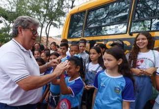 João Azevêdo entrega ginásio, ônibus, reforma de escola e autoriza obras de educação em São José de Princesa e Juru