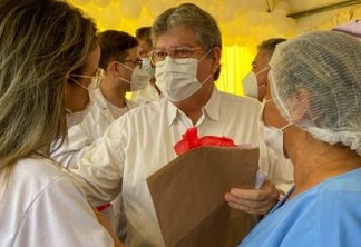 João Azevêdo homenageia enfermeiros e destaca investimentos na área da saúde