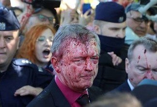 Manifestantes jogam tinta vermelha em embaixador russo, durante protesto contra a Guerra da Ucrânia na Polônia