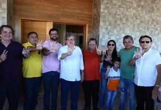 Prefeitos do Sertão recepcionam João Azevêdo e reforçam apoio à reeleição do governador