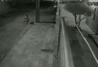Homem leva choque e cai de poste ao tentar roubar fios nos Bancários, em João Pessoa - VEJA O VÍDEO