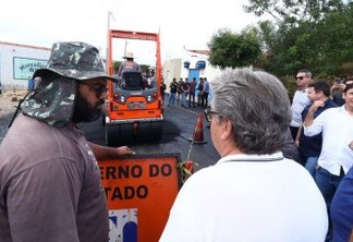 João Azevêdo entrega e inspeciona obras de travessias urbanas em Santana de Mangueira e Manaíra