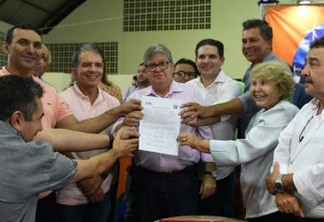 João Azevêdo entrega benefícios e anuncia obras para a região de Patos durante plenária do Orçamento Democrático