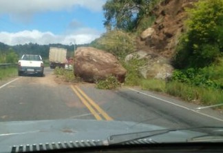Pela segunda vez em 15 dias, deslizamento de rocha deixa parte de rodovia interditada entre Bananeiras e Belém