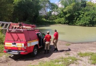Carro é encontrado submerso em rio na zona Sul de João Pessoa; veículo o foi roubado há mais de um mês
