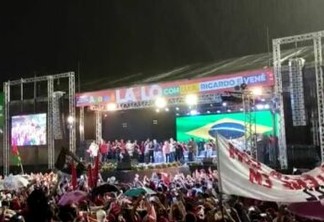 Em evento, Lula cumprimenta a população e afirma: "Não estamos disputando uma eleição comum, estamos disputando contra o fascismo"