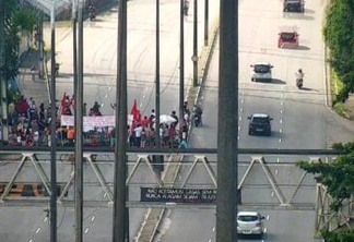 Manifestantes interditam Avenida Pedro II e causa congestionamentos em João Pessoa