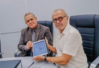 Prefeito Cícero Lucena assina termo de cooperação técnica com a UFPB para estabilização da Barreira do Cabo Branco
