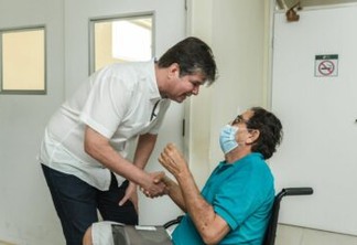 Ruy Carneiro inicia campanha acompanhando obras de climatização das enfermarias no Napoleão Laureano