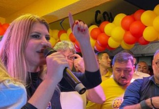 Ao lado de apoiadores, Tatiana Medeiros participa de inauguração do comitê de João, em Campina Grande - VEJA FOTOS
