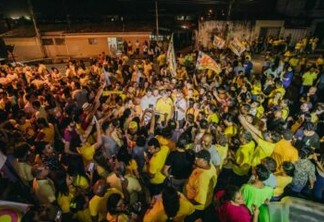 Multidão caminha com João, Cícero e Léo pelas ruas de Mangabeira; bairro recebeu mais de R$ 152 milhões em investimentos