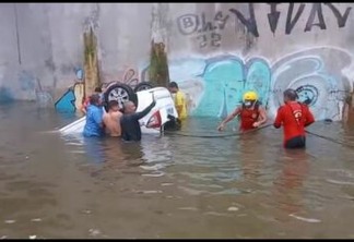 TRAGÉDIA: mulher morre afogada ao tentar passar com carro em túnel alagado no Recife - VEJA VÍDEO