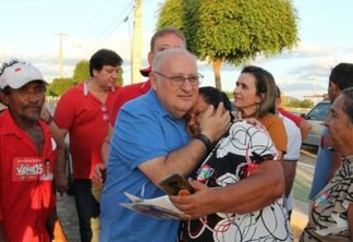 Alexandre Almeida caminha por bairros de Campina Grande, e promete empenho por recursos para pavimentar ruas e avenidas de importantes cidades da Paraíba
