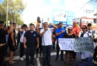 Efraim participa de protesto da enfermagem contra congelamento de piso salarial: “Vamos derrubar essa decisão”