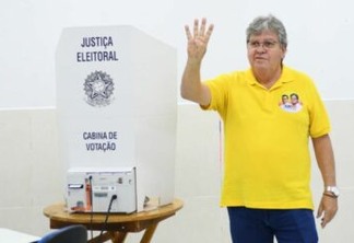 Confiante, João Azevêdo vota e defende tranquilidade no processo eleitoral neste domingo (02)