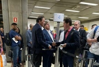 Após encontro com Lula, João e Veneziano se cumprimentam em aeroporto; governador garantiu apoio do ex-presidente no segundo turno 