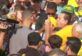 Bolsonaristas hostilizam funcionários da TV Aparecida e fazem arruaça na porta de Santuário: VEJA O VÍDEO