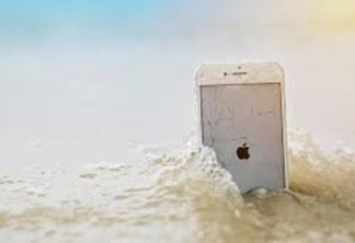 Mulher perde iPhone no mar e recupera 460 dias depois