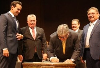 João Azevêdo e Lucas Ribeiro tomam posse como governador e vice-governador da Paraíba; assista