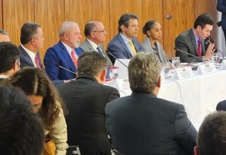 João Azevêdo participa de solenidade com Lula de assinatura de decretos que ampliam investimentos em saneamento