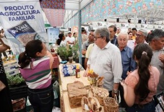 João autoriza implantação de 90 bancos de sementes em visita à Feira Nordestina da Agricultura Familiar e da Economia Solidária