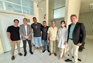 Jogadores do Belo visitam Laureano para realizar sonho de criança em tratamento contra o câncer