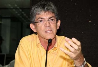 Deputados da oposição evitam falar com Ricardo durante diplomação