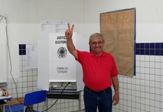 Zé Maranhão vota, diz que está confiante e que acredita na coerência do povo paraibano