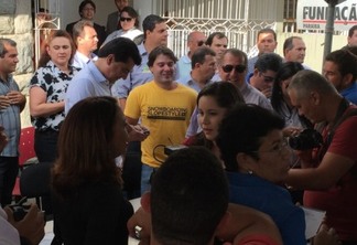 Presidente do PMDB não permite entrada e Manoel Júnior faz coletiva para anunciar apoio a Cássio na rua