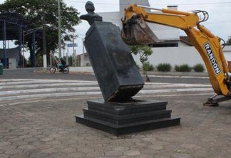 Baseada no relatório da Comissão da Verdade, prefeitura remove estátua 