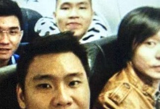 SELFIE MORTAL: Passageiros tiram selfie momentos antes de acidente da AirAsia