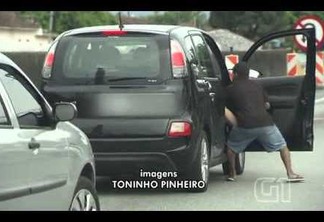 Ladrões tentam arrancar mulher de carro durante assalto - VEJA O VÍDEO 
