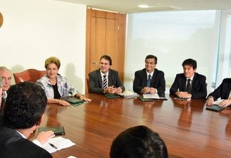 Dilma ganha apoio dos governadores: Ela "fica" pela defesa da democracia e respeito à Cosntituição