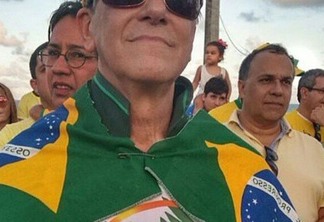 Com camisa do Palmeira Dom Aldo Pagotto participa do ato fora Dilma