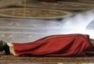 O PAPA NO CHÃO: No Vaticano, Papa Francisco deita em rito que lembra morte de Jesus Cristo
