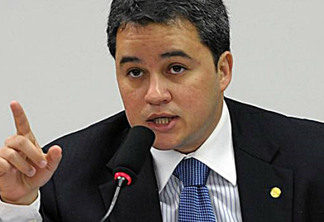 Efraim diz que Dilma 'é a primeira ex-presidente em exercício' do Brasil