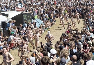 Grupo de jovens participam de corrida pelados em festival de música