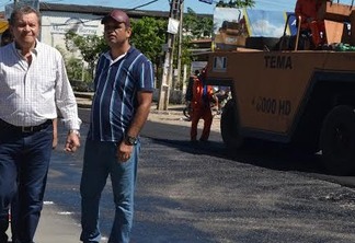 Principal via de Santa Rita ganha novo asfalto e prefeito Reginaldo inspeciona a obra