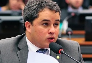 Efraim Filho diz que Cunha não tem competência para seguir a frente da Câmara dos Deputados