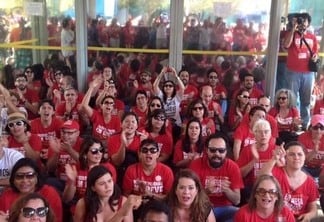 Professores de universidades federais fazem ato em Brasília no terceiro mês de greve