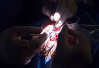 Médico brasileiro realiza cirurgia com implante de chip na retina, fazendo cego voltar a enxergar
