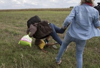 Hungria abre investigação contra cinegrafista que chutou migrantes