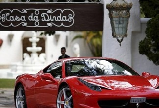VÍDEO - Fernando Collor festeja liberação de seus carros de luxo
