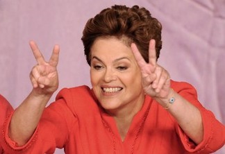 Dilma é recebida em cerimônia no Planalto aos gritos de 'não vai ter golpe'