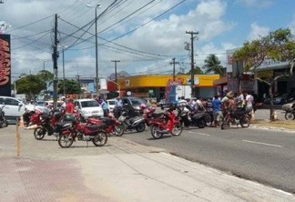 Proprietários de 'cinquentinhas' realizam protesto e fecham a Av. Beira Rio, em JP