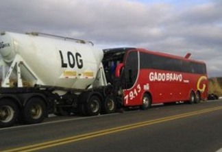 DORMIU NO VOLANTE: Acidente com ônibus de romeiros de Aroeiras na PB bate em caminhão e deixa dois mortos e 13 feridos