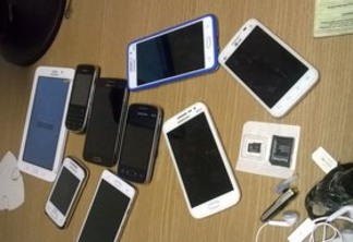 O INÍMIGO É DA POLÍCIA: Agente penitenciário é flagrado com nove celulares escondidos dentro de presídio