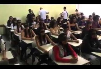 Em vídeo que vem repercutindo nas redes sociais, estudantes vendados entoam Chico Buarque: 'Como é difícil acordar calado'
