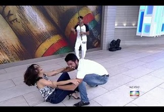 Fátima Bernardes joga Capoeira e leva tombo ao vivo no 'Encontro' - VEJA VÍDEO